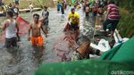 Potret Orang Sekampung Cuci Karpet Masjid di Semarang