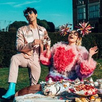Di Februari, Jonas Brothers pun comeback dengan single Sucker. Dalam video klipnya, para pasangan mereka pun ikut andil. Ini gaya playful Sophie dan Joe. Foto: dok. Instagram