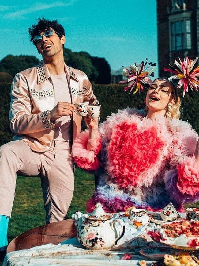 Di Februari, Jonas Brothers pun comeback dengan single Sucker. Dalam video klipnya, para pasangan mereka pun ikut andil. Ini gaya playful Sophie dan Joe. Foto: dok. Instagram