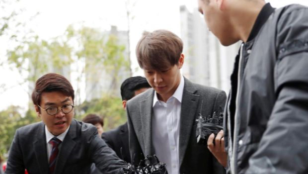 Park Yoo-chun, penyanyi idola K-pop, tiba di pengadilan distrik Suwon di Suwon, Korea Selatan, 26 April 2019. (REUTERS / Kim Hong-Ji)