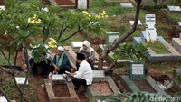 Mereka berdoa untuk sanak keluarga yang telah tiada.