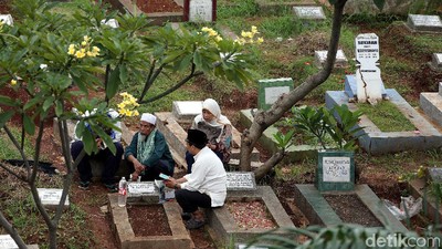 Jelang Ramadan, TPU Menteng Pulo Ramai Peziarah