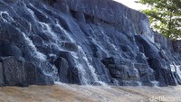 Air terjun ini pun jadi salah satu spot foto favorit pengunjung (Ragil/detikcom) 