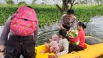 Aksi Heroik Polisi Bantu Evakuasi Korban Banjir di Gresik
