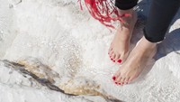 Menurut kepercayaan, penyakit apa pun akan sembuh jika berendam di pemandian ini. Wisatawan boleh merendam seluruh badan atau kaki saja. Syaratnya, tak boleh ada alas kaki yang digunakan ke dalam kolam. (iStock)