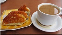 Nunggu bedug Maghrib kok sambil ngemil dan ngopi. Batal dong puasanya? Foto: istimewa