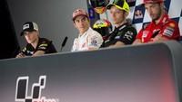 Selain Marquez dan Rossi, ada juga pemuncak klasemen pebalap sementara, Andrea Dovizioso. Mereka ditemani rider Moto3, Jaume Masia. (Foto: Jorge Guerero/AFP)