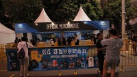 Sebelum menonton, penonton ramai-ramai mengunjungi booth merchandise. Foto: Asep Syaifullah