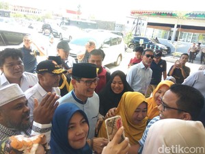 Tiba di Aceh, Sandiaga Dijamu Mi dan Jus Kurma