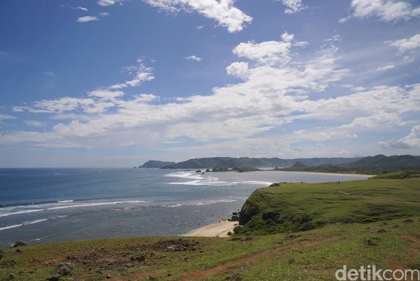 Jalur di Bukit Merese tidaklah berat, hanya butuh waktu sekitar 10 menitan traveler bisa sampai ke puncaknya. (Syanti/detikcom) Jalur di Bukit Merese tidaklah berat, hanya butuh waktu sekitar 10 menitan traveler bisa sampai ke puncaknya. (Syanti/detikcom)