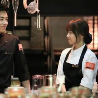 Sama-sama suka makan? Jangan hanya bisa pesan dari restoran. Cobalah sesekali memasak bersama. Kalau sama-sama tidak bisa masak, Anda dapat belajar bersama baik dilakukan sendiri atau dengan kursus. Bukan rahasia lagi jika perut jadi sasaran paling tepat dan cepat untuk mengambil hati seseorang. Foto: ist