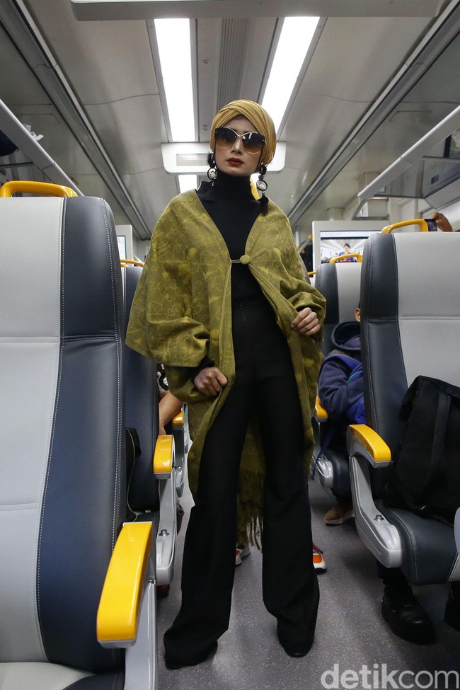 Batik dan tenun yang dipakai para model merupakan karya para mustahik binaan Rumah Batik dan Tenun Indonesia yang merupakan bagian dari program pemberdayaan ekonomi BAZNAS. Foto: Grandyos Zafna/detikcom