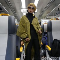 Batik dan tenun yang dipakai para model merupakan karya para mustahik binaan Rumah Batik dan Tenun Indonesia yang merupakan bagian dari program pemberdayaan ekonomi BAZNAS. Foto: Grandyos Zafna/detikcom