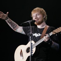Ed Sheeran punya penghasilan miliaran rupiah dari bermusik dan penjualan albumnya. Tapi musisi asal Inggris ini tidak mau menghamburkan uangnya. Dilansir Cheatsheet, dia membatasi bujet pengeluaran untuk keperluannya per bulan hanya sekitar USD 1,200 atau Rp 17 jutaan. Foto: Asep Syaifullah