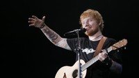 Malam itu, Ed Sheeran, seperti biasanya, tampil bersama gitarnya. Foto: Asep Syaifullah