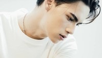 Ice Paris Intarakomalyasut merupakan aktor ganteng asal Thailand. Pria kelahiran 1998 ini ternyata hobi kulineran dan sering masak bareng sang ibu. Foto: Instgram@icepariss