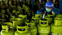 Petugas di SPBE Srengseng, Jakarta Barat, tengah menyusun ratusan gas elpiji, Jumat (3/5/2019).