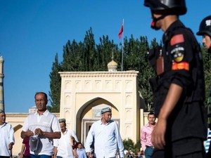China Kembangkan Aplikasi Ponsel Pintar untuk Pantau Warga Xinjiang