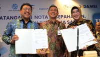 Direktur Hubungan Kelembagaan BNI Adi Sulityowati (kanan) dan Direktur Keuangan Jasa Raharja Myland (kiri) menandatangani Perjanjian Kerja Sama (PKS) Penggunaan Layanan Integrated Cash Management di Jakarta, Jumat (3/5).