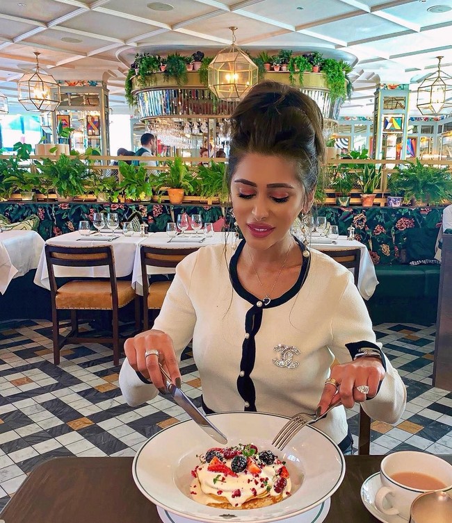 Inilah gaya mewah Rukaya yang serba Chanel, mulai dari cardigan sampai bros.  Foto: Instagram @rukayax