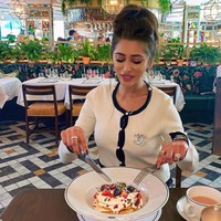 Inilah gaya mewah Rukaya yang serba Chanel, mulai dari cardigan sampai bros.  Foto: Instagram @rukayax