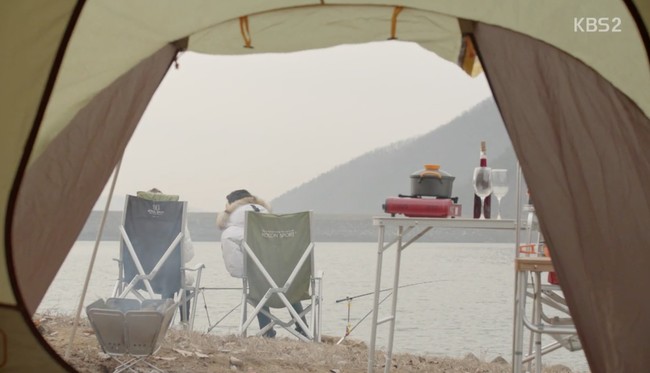 Memancing mungkin terdengar membosankan. Tapi dari pada bosan nge-date akhir pekan di mal, bioskop, atau restoran, ide ini bisa dicoba. Terinspirasi Descendants of The Sun, selagi menunggu pancingan mengait ikan, Anda dan pasangan bisa saling mengobrol dan bertukar pikiran. Foto: ist