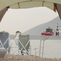Memancing mungkin terdengar membosankan. Tapi dari pada bosan nge-date akhir pekan di mal, bioskop, atau restoran, ide ini bisa dicoba. Terinspirasi Descendants of The Sun, selagi menunggu pancingan mengait ikan, Anda dan pasangan bisa saling mengobrol dan bertukar pikiran. Foto: ist