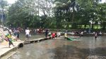 Potret Orang Sekampung Cuci Karpet Masjid di Semarang