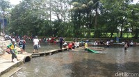 Biaya tiket masuk digunakan untuk kebersihan dan pengelolaan. Mereka yang datang dibebaskan waktu pencucian karpetnya (Aji Kusuma/detikcom)