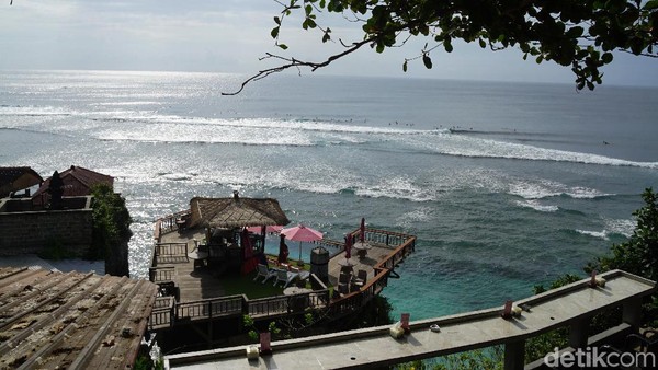 Pantai Suluban berada di kawasan Bali selatan ini tidak jauh dari Pantai Uluwatu. Pantai dengan pemandangan pasir putih yang diapit tebing tinggi ini merupakan salah satu kawasan favorit untuk berselancar. Selain untuk berselancar terdapat toko souvenir dan café di atas tebing yang menyuguhkan suasana sunset dengan suara deburan ombak yang eksotis. Untuk mencapai pantai hanya diperlukan waktu 20 menit dari Bandara Ngurah Rai. (Syanti Mustika/Detikcom) Pantai Suluban berada di kawasan Bali selatan ini tidak jauh dari Pantai Uluwatu. Pantai dengan pemandangan pasir putih yang diapit tebing tinggi ini merupakan salah satu kawasan favorit untuk berselancar. Selain untuk berselancar terdapat toko souvenir dan café di atas tebing yang menyuguhkan suasana sunset dengan suara deburan ombak yang eksotis. Untuk mencapai pantai hanya diperlukan waktu 20 menit dari Bandara Ngurah Rai. (Syanti Mustika/Detikcom)