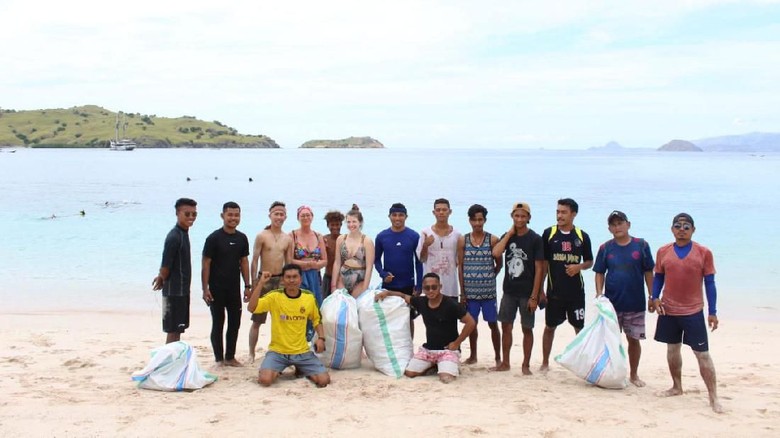 Kogeta bersih-bersih sampah di Pink Beach, Komodo (Istimewa) Kogeta bersih-bersih sampah di Pink Beach, Komodo (Istimewa)