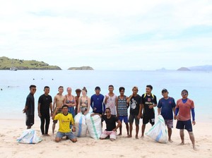 Salut! Anak-anak Muda Pulau Komodo Bersihkan Sampah di Pantai