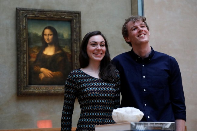 Daniela yang merupakan mahasiswa jurusan seni asal Kanada merupakan pemenang dari kompetisi yang diadakan Airbnb bekerjasama dengan Museum Louvre. Untuk pertamakalinya, museum berbentuk piramida kaca yang ikonik itu bersedia membuka pintunya untuk dua pengunjung yang ingin menginap semalam di sana. Setelah satu bulan sejak kompetisi diumumkan, mereka pun menemukan satu pemenang yang bisa membawa satu rekannya untuk menginap dan menikmati tur malam di museum. Foto: Reuters