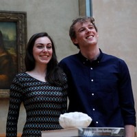 Daniela yang merupakan mahasiswa jurusan seni asal Kanada merupakan pemenang dari kompetisi yang diadakan Airbnb bekerjasama dengan Museum Louvre. Untuk pertamakalinya, museum berbentuk piramida kaca yang ikonik itu bersedia membuka pintunya untuk dua pengunjung yang ingin menginap semalam di sana. Setelah satu bulan sejak kompetisi diumumkan, mereka pun menemukan satu pemenang yang bisa membawa satu rekannya untuk menginap dan menikmati tur malam di museum. Foto: Reuters