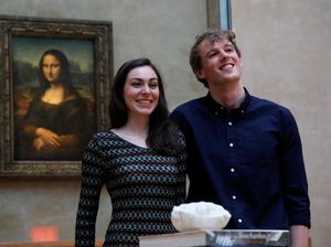 Bukan Crazy Rich, Pasangan Ini Bisa Kencan Mewah Semalam di Museum Louvre
