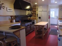 Mengintip Rumah Ratusan Miliar Zuckerberg di Tepi Danau