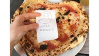 Doyan pizza, Maisie terlihat mengunggah foto seloyang pizza unik. Bentuk pizza ini bukan bulat tetapi love. Duh so sweet! Foto: instagram @maisie_williams