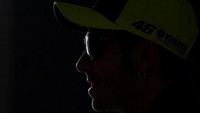 Rossi tampil gaya dalam sebuah momen. Dengan kaca mata hitam yang dia kenakan. (Foto: Gabriel Bouys/AFP)