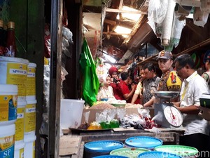 Polisi Blusukan ke Pasar di Tuban, Pantau Harga Barang Jelang Ramadan