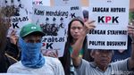 Aksi Pendemo Bakar Ban di Depan Gedung KPK
