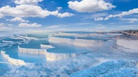 Nama travertine atau pemandian air panas ini adalah Pamukkale. Pamukkale menjadi obyek yang sangat populer di Turki. Menjadi satu bagian dari sejarah di situs Hierapolis, travertine pools pun ramai dengan kunjungan wisatawan. (iStock)