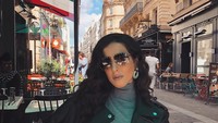 Ketika berada di Paris. Tasya Farasya terlihat menikmati minuman sambil duduk santai sambil berfoto mengenakan kacamata hitam. Foto: Instagram@tasyafarasya