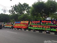 Papan Bunga 'Selamat Datang Presiden' Berjejer di Kantor BPN Aceh