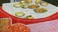 Gambar kaleng biskuit ini memang sangat ikonik. Saat Ramadan, anggota keluarga yang makan di meja makan ternyata juga ikut tarawih. Foto: istimewa