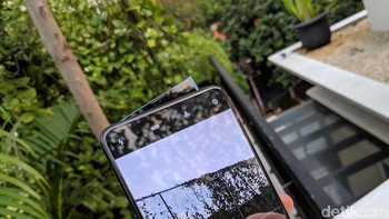 Selain membawa tiga kamera di bagian belakang, Oppo Reno 5G juga dilengkapi rising kamera.  Foto: Adi Fida Rahman/detikINET
