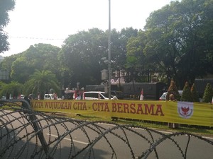 Emak-emak Relawan 02 Aksi Bentangkan Spanduk 1 Km di Depan KPU