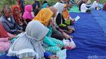 Jelang Ramadhan Warga Korban Lumpur Tabur Bunga di Atas Tanggul