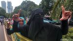 Massa Bentangkan Spanduk Prabowo Presiden di Depan KPU