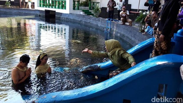 Sambut Ramadan, Boyolali Gelar Tradisi Mandi di Kolam Raja