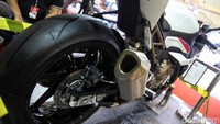 Di bagian depan desain, BMW S 1000 RR baru mendapat lampu depan kembar yang baru namun konvensional dengan lensa proyektor dan LED DRL. Foto: Pradita Utama